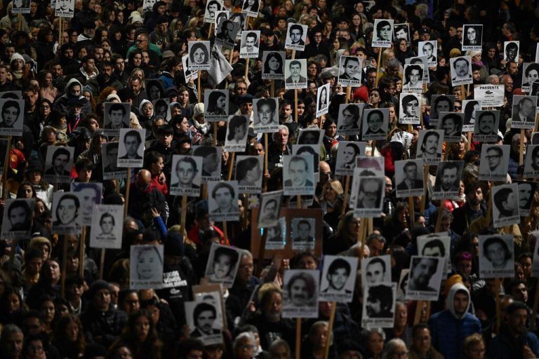 Demonstranten halten in Montevideo Porträts von Menschen hoch, die während der Diktatur 1973 bis 1985 in Uruguay verschwunden sind. AFP