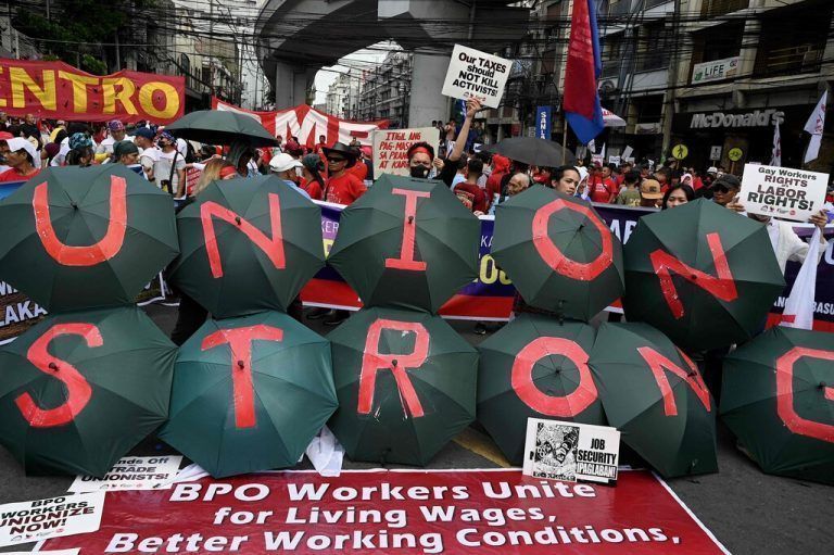 Demonstranten nehmen an einer Kundgebung zum Tag der Arbeit in Manila auf den Philippinen teil. AFP