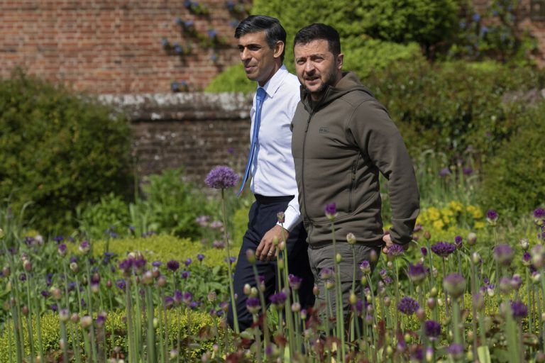 Der britische Premierminister Rishi Sunak und der ukrainische Präsident Wolodymyr Selenskyj trafen sich in Aylesbury, England. ap