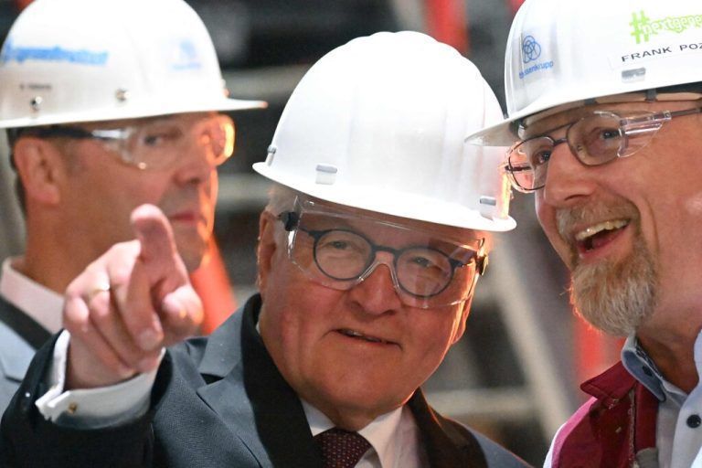 Der deutsche Bundespräsident Frank-Walter Steinmeier besuchte Thyssenkrupp Steel Europe in Duisburg. AFP
