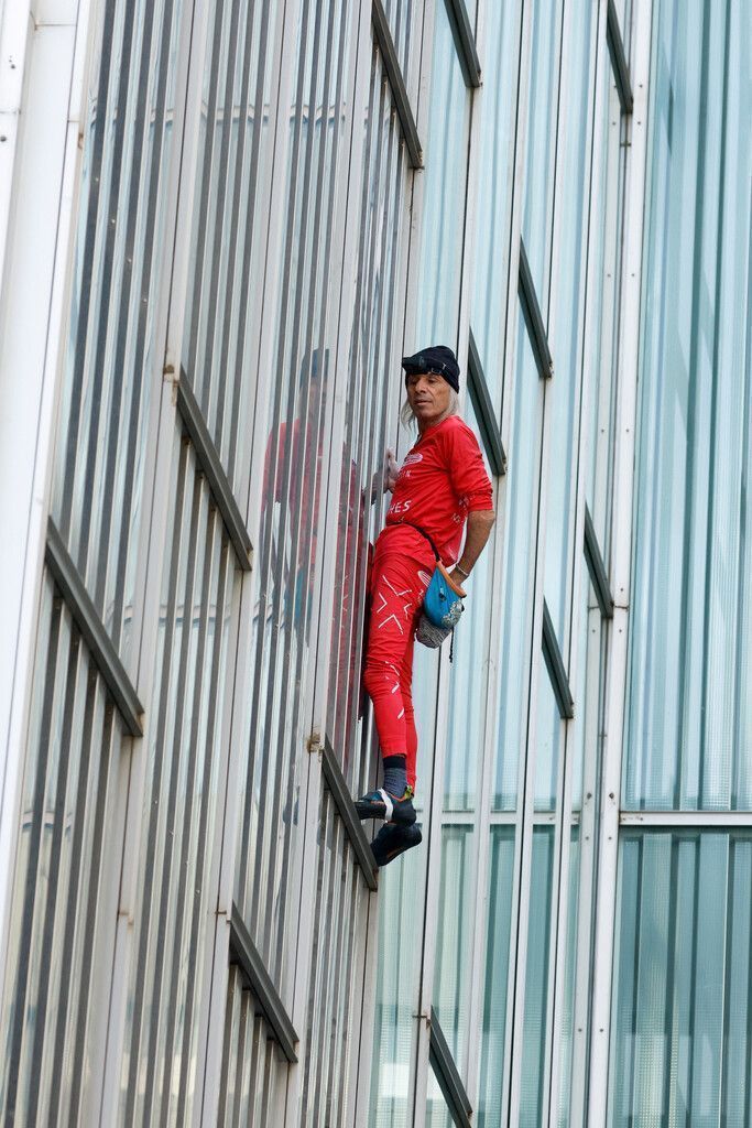 Der französische „Spiderman“ Alain Robert klettert in Barcelona auf ein Gebäude, um auf Dürre und Klimawandel aufmerksam zu machen. RTS
