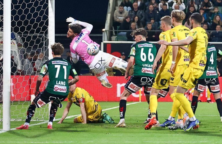 Der Moment, als der Ball von David Ungar ins eigene Tor prallt. Rieds Torhüter Sahin-Radlinger streckt sich vergebens und Altachs Lukas Jäger wird von den Innviertlern im Abseits gesehen.apa