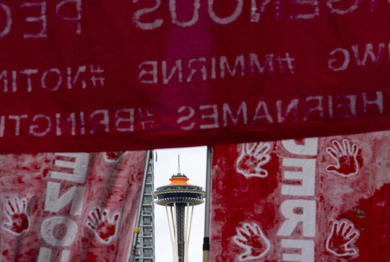 Der Space Needle, das Wahrzeichen Seattles, ist eingerahmt von Bannern, die auf Missstände für indigene Frauen hinweisen. AP
