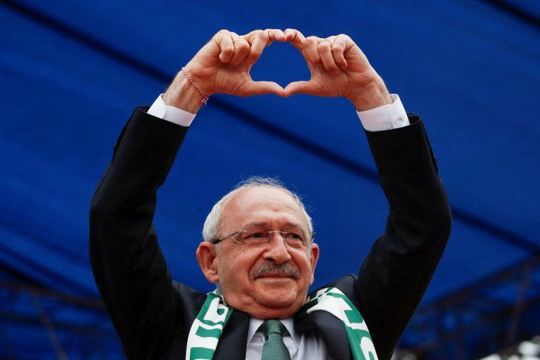 Der türkische Präsidentschaftskandidat Kemal Kilicdaroglu formt bei einer Kundgebung in Bursa mit seinen Händen ein Herz. Reuters