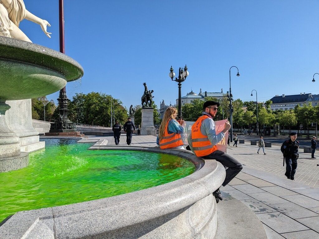 &#8220;Letzte Generation&#8221; färbte Brunnen vorm Parlament grün ein