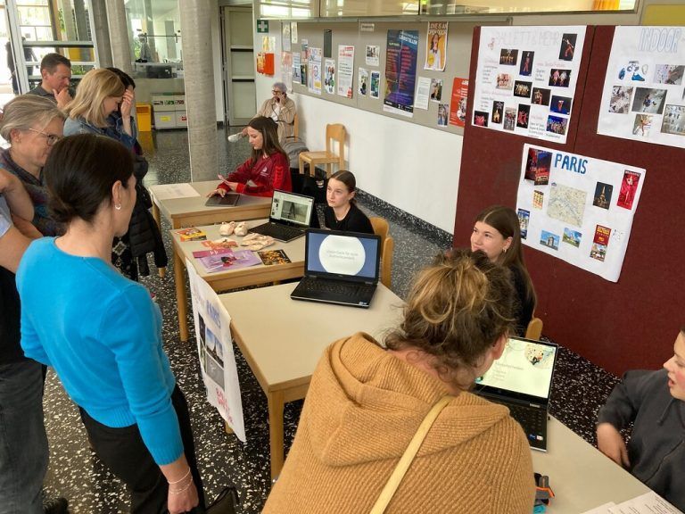 Die Besucherinnen und Besucher konnten durch die Schule spazieren und sich informieren, nachfragen und ausprobieren. BG Lustenau