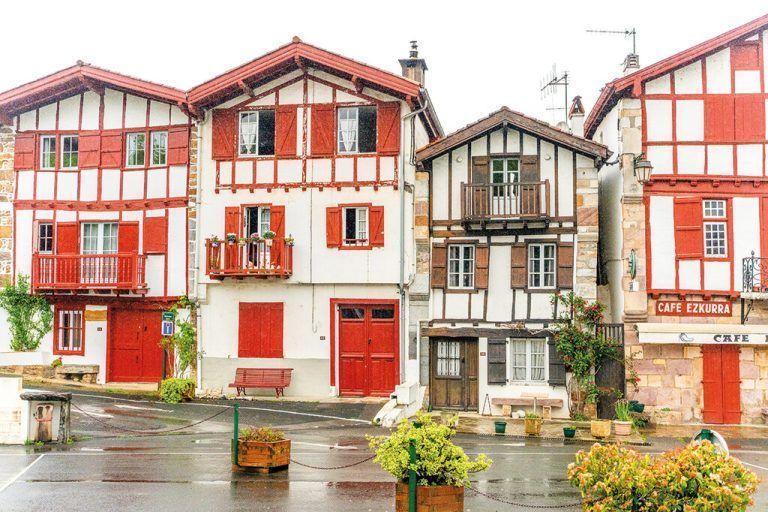 Die bunten Fensterläden und Türen sind typisch für die Region.Edelweiss/Loren Bedeli