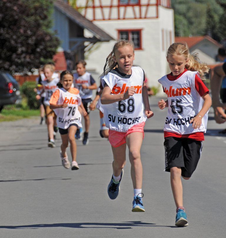 Die kleinsten Läuferinnen und Läufer starten über die Distanz von etwa 200 Metern. Volksschulkinder legen jeweils 600 Meter zurück. AJK