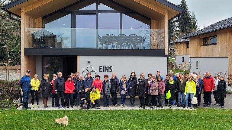 Die Lochauer Senioren besichtigten die vier Ferienhäuser von Petra Böck am Pfänder.50Plus Lochau