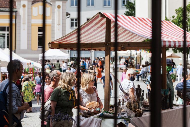 Die Marktstände sind auf den Plätzen und Wegen rund um das Montforthaus zu finden.
Stadtmarketing Feldkirch/Nadine jochum