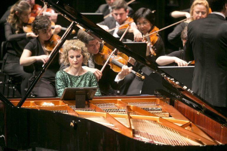 Die rumänisch-französischen Pianistin Alexandra Silocea bevorzugt eine feinsinnig durchdachte, dennoch kraftvoll konturierte und routinierte Lesart.