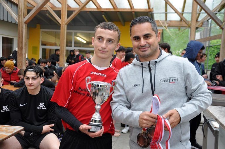 Die Siegerehrung nahm der für die Organisation verantwortliche Sportreferent Aydin Akdeniz vor.