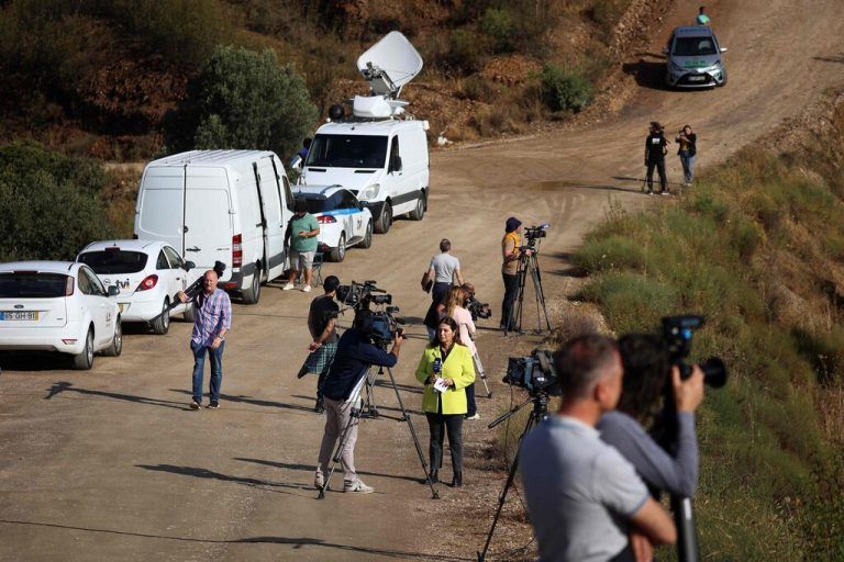 Die Suchaktion wird von Journalisten und Kameraleuten verfolgt. AFP