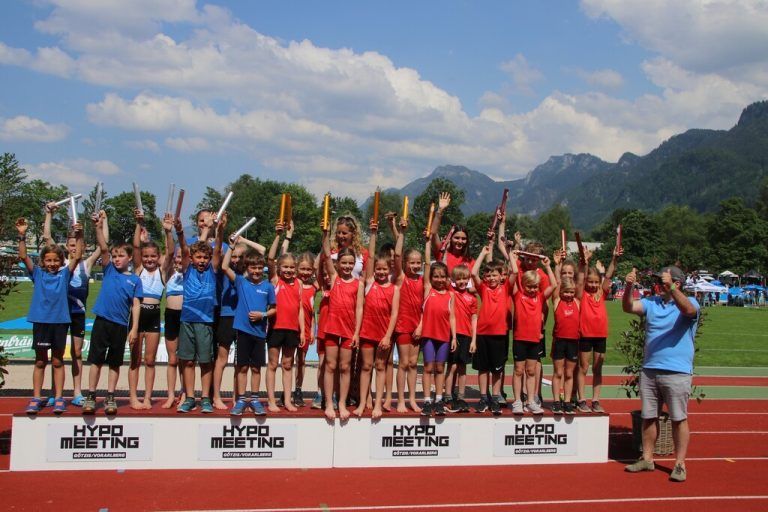 Die Top-3-Teams bei der Mösle-Staffelchallenge bei den Unter-10-Jährigen (v. l.): Die zweitplatzierte TS Lauterach, das Siegerteam des SV Lochau (Bildmitte) und die drittplatzierte Equipe der TS Bregenz-Vorkloster. Knobel