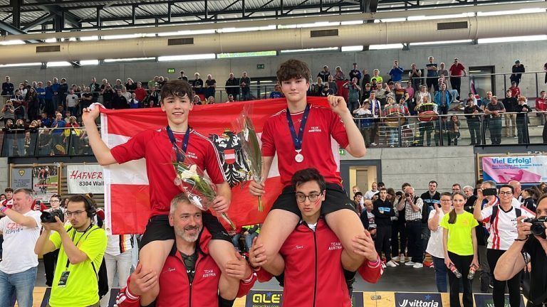 Die U19-Vizeeuropameister Max Schallert (l., auf den Schultern von Papa Marco) und Timo Lampert (mit Bruder Linus).