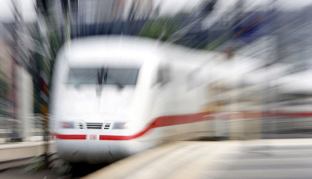 Zug fuhr bei Köln in Gruppe von Bahnarbeitern: Zwei Tote