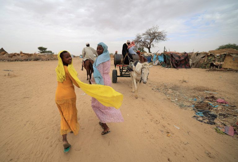 Diese sudanesischen Mädchen sind vor der Gewalt in der Darfur-Region nach Koufroun in den Tschad geflohen. AFP