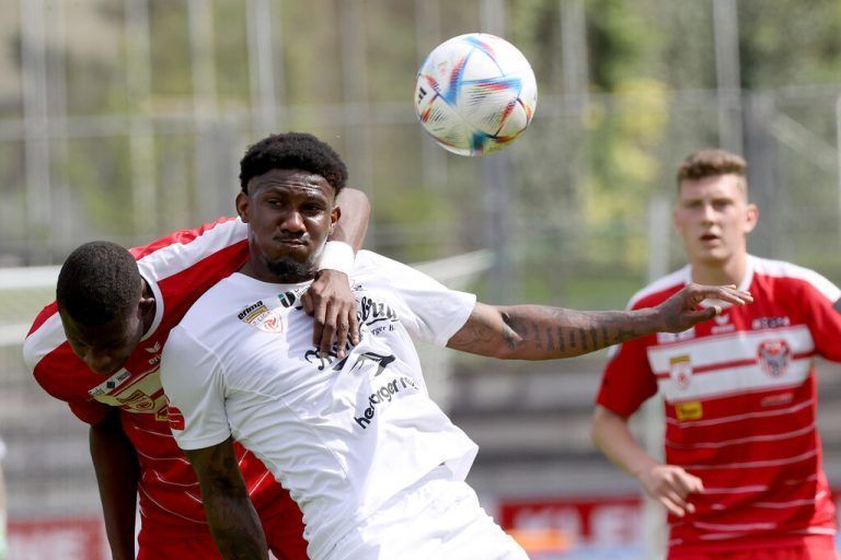 Dornbirn-Angreifer Gustavo Balotelli ist mit seiner physischen Spielweise für die Gegenspieler nur schwer zu stoppen.Gepa