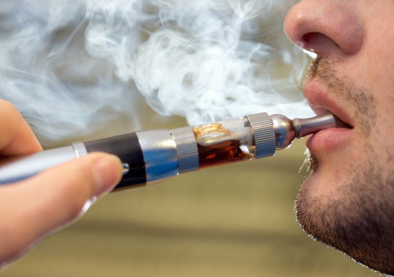 E-Zigaretten sind um nichts besser als normale Glimmstängel. Gleiches gilt beispielsweise für Nikotinbeutel. apa