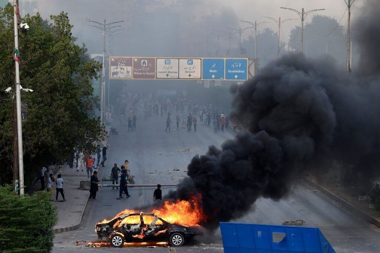 Ein Auto brennt auf einer Straße in Karachi in Pakistan während der Proteste rund um die Verhaftung des ehemaligen pakistanischen Premierministers Imran Khan. AFP