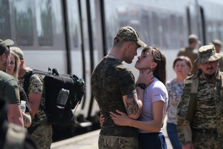 Ein Liebespaar umarmt sich am Bahnhof in der Ortschaft Kramatorsk in der Ukraine inmitten der russischen Invasion. AFP