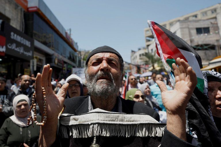 Ein Mann betet bei einer Kundgebung im Westjordanland zum 75. Jahrestag des israelisch-palästinensischen Konflikts. Reuters