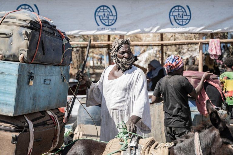 Ein Mann lädt in Metema, Äthiopien, Habseligkeiten von Flüchtlingen aus dem Sudan ab. Seit dem Ausbruch der Kämpfe sind mehr als 15.000 Menschen über Metema aus dem Sudan geflohen. AFP