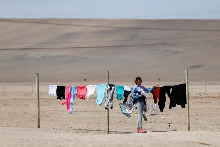 Ein Migrant hängt in der chilenischen Wüste Wäsche auf, nachdem Peru die Grenzen weiter geschlossen hält. Reuters