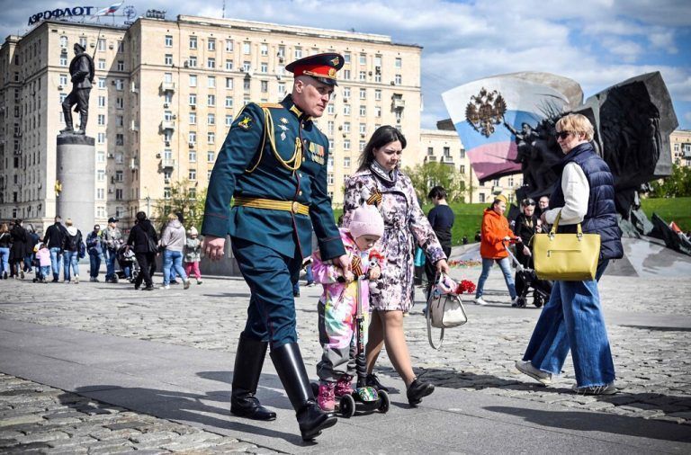 Ein Oberstleutnant der russischen Armee nimmt mit seiner Familie an den Feierlichkeiten zum Tag des Sieges über Nazi-Deutschland teil. AFP