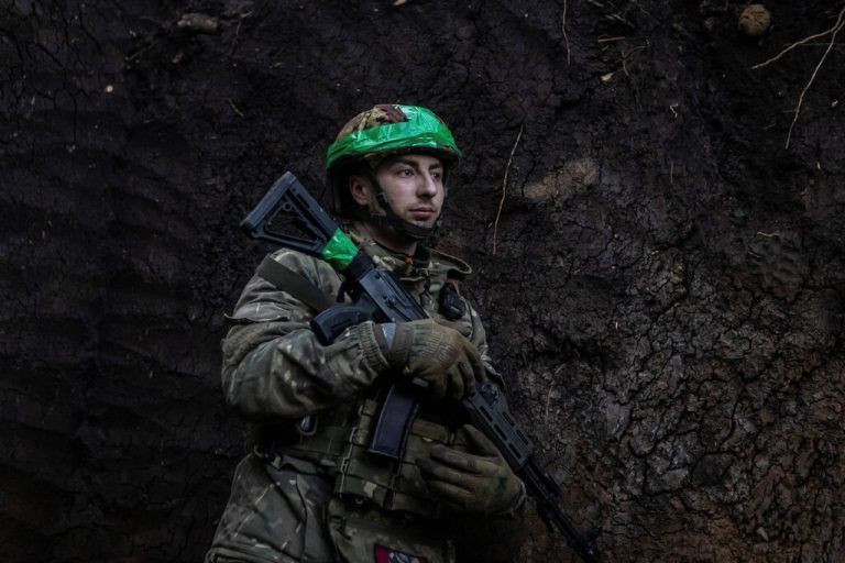 Ein ukrainischer Soldat steht in einem Schützengraben nahe Bachmut. Reuters