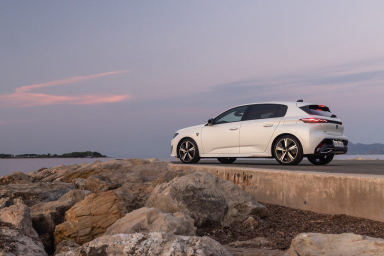 Europas Autos werden immer größer. Zwischen 2000 und 2022 ist die durchschnittliche Länge der auf dem Kontinent gebauten Pkw von 4,16 Meter auf 4,36 Meter gewachsen (im Bild der Peugeot 308, der mit 4,36 Metern exakt den Durchschnitt trifft). Das entspricht einem Wachstum von einem Zentimeter pro Jahr. Die Breite hat von 1,71 Meter auf 1,81 Meter zugelegt – im Schnitt also um 0,5 Zentimeter pro Jahr. Am wenigsten stark sind Autos in die Höhe gewachsen: Maß diese zum Anfang des Jahrzehnts noch 1,48 Meter, sind es aktuell 1,55 Meter.