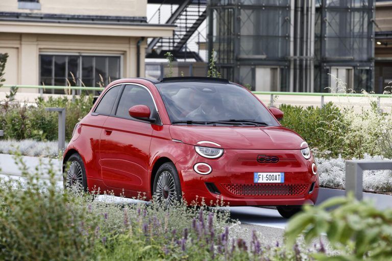 Fiat 500: Die italienische Kleinst-wagen-Ikone kann als Verbrenner Hatchback oder Cabrio sein. Der Preis: ab 17.342 respektive 20.342 Euro.