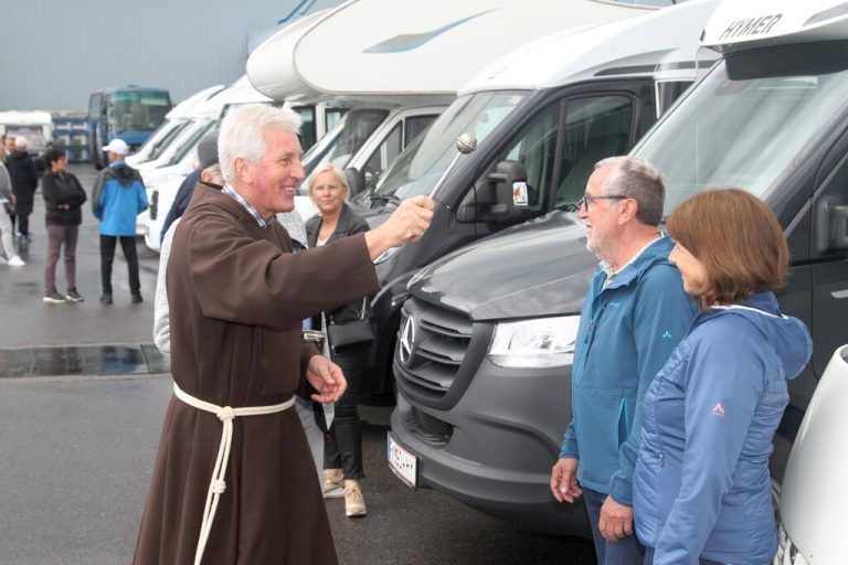 Gesegnet in die neue Campingsaison – gemütlicher Ausklang mit Besichtigung eines Show-Trucks.CCV Camping Club Vorarlberg