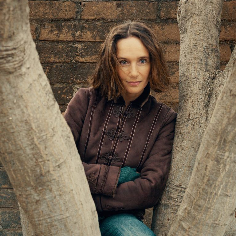 Hélène Grimaud ist eine Künstlerin mit vielen Facetten. Ihre tiefe Hingabe zur Musik spiegelt sich in der Fülle ihrer Aktivitäten als Umweltschützerin, Schriftstellerin und Künstlerin wider.Mat Hennek