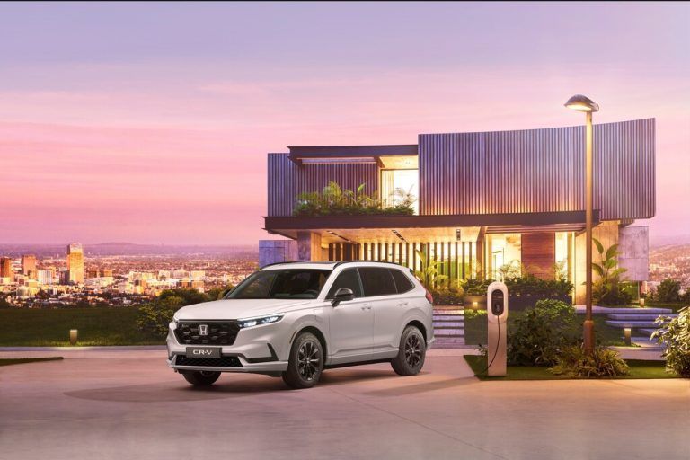 Honda hat die seit 2022 in USA und China verfügbare Neuauflage des CR-V nun auch als Europa-Version vorgestellt. Noch dieses Jahr soll die sechste Auflage des Kompakt-SUV in Österreich auf den Markt kommen. Der CR-V wird in zwei Motorvarianten als Vollhybrid e:HEV sowie als Plug-in-Hybrid e:PHEV mit jeweils 184 PS starkem E-Motor als Hauptantrieb antreten. Die elektrische Reichweite des Plug-in-Hybrid liegt bei 80 Kilometern.