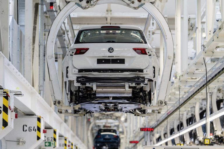 Im April ist die Zahl der Pkw-Neuzulassungen in der EU deutlich gestiegen. Laut Branchenverband ACEA kamen 803.188 Fahrzeuge neu auf die Straße, was einem Zuwachs von 17,2 Prozent gegenüber dem April 2022 entspricht. Überdurchschnittlich stark zulegen konnten die Märkte Italien (+29,2) und Frankreich (21,0 Prozent). Ein starkes Wachstum verzeichneten E-Autos. 94.561 Neuzulassungen entfielen auf diese Antriebsart, was einem Plus von 51,9 Prozent entspricht. Der Marktanteil der BEVs legte um fast 3 Prozentpunkte auf 11,8 Prozent zu.