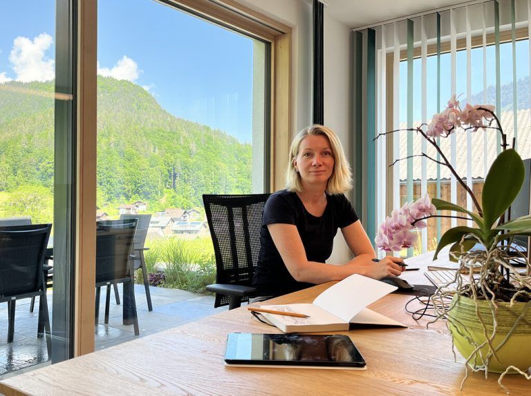 Im Büro ist Sabrina Fleisch ihre eigene Herrin und kann sich ganz und gar den Aufträgen widmen, die es abzuarbeiten gilt.