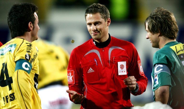 Enrico Pfister (links) als Altach-Kapitän 2008 im Spiel gegen Ried. Als Schiedsrichter war Harald Lechner im Einsatz. gepa