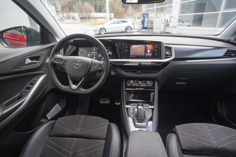 Im modernen Digital-Cockpit gibt’s immer noch Knöpfe und Schalter. Gut so!