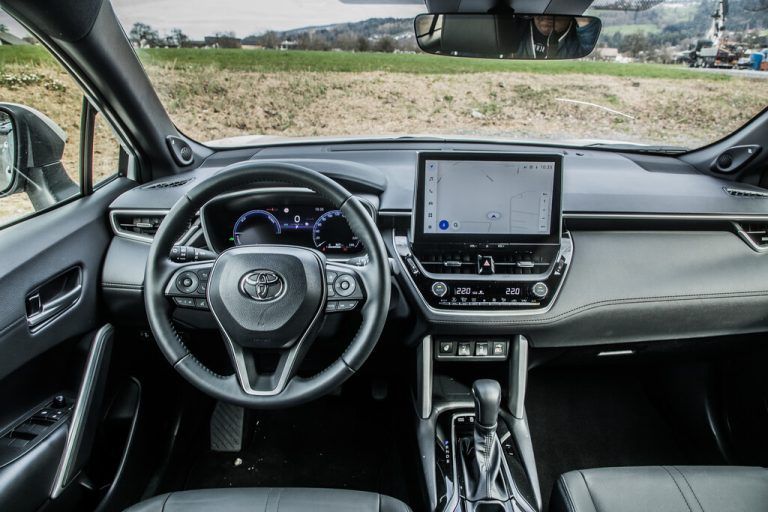 Im sachlich-nüchternen Digital-Cockpit herrscht angenehme Aufgeräumtheit vor.