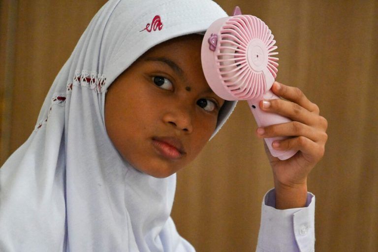 In Banda Aceh an der Nordspitze der indonesischen Insel Sumatra kühlt sich eine Volksschülerin während einer Hitzewelle. AFP