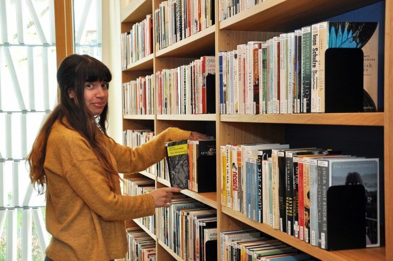 In der Stadtbibliothek Dornbirn hat Jessica vielfältige Aufgaben.
