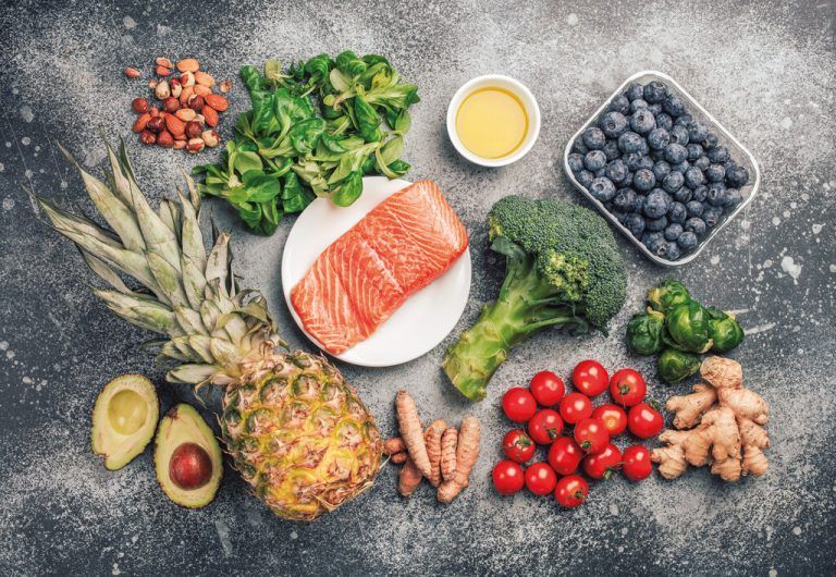 Intensiv gefärbte Beeren, Walnüsse, fettreicher Meeresfisch, Kohlgemüse oder Hülsenfrüchte: Sie alle wirken auf den Körper entzündungshemmend.