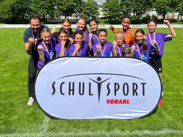 Jubelten nach dem Sieg: Trainer Patrick Scherrer, Sarina Feßler, Jara Glatthaar, Sena Celik und Amina Amann (h. v. l.). Hannah Wohlgenannt, Amy Salzgeber, Emma Zehenthofer, Selina Yilmaz, Selina Bröll, Lara Wiedenhofer und Nina Bösch (v. v. l.).VN