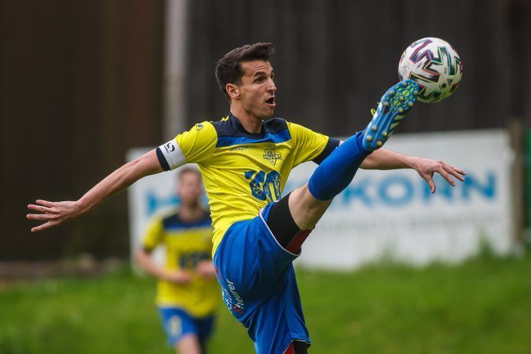 Kapitän Benjamin Neubauer mit viel Gefühl am Ball. Steurer