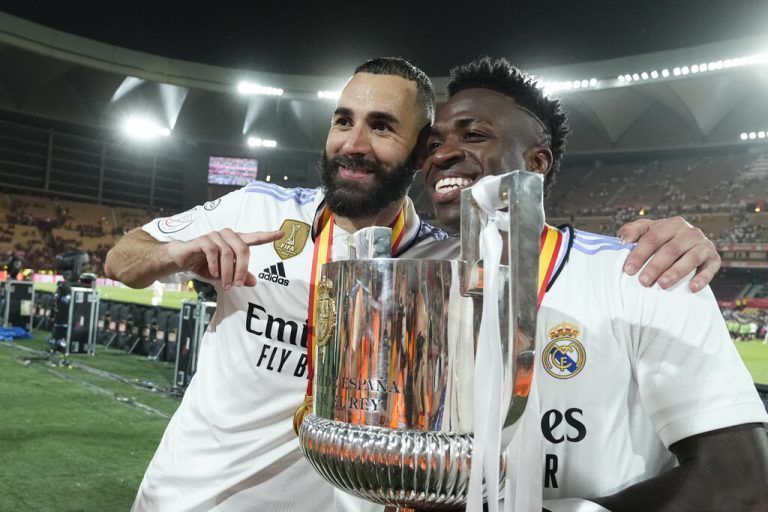 Karim Benzema und Vinicius Junior mit dem Pokal.afp