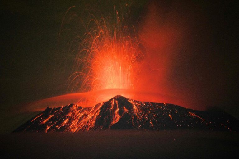 Lava, Asche und Rauch werden aus dem Vulkan Popocatepetl  im mexikanischen Bundesstaat Puebla ausgespuckt. AFP