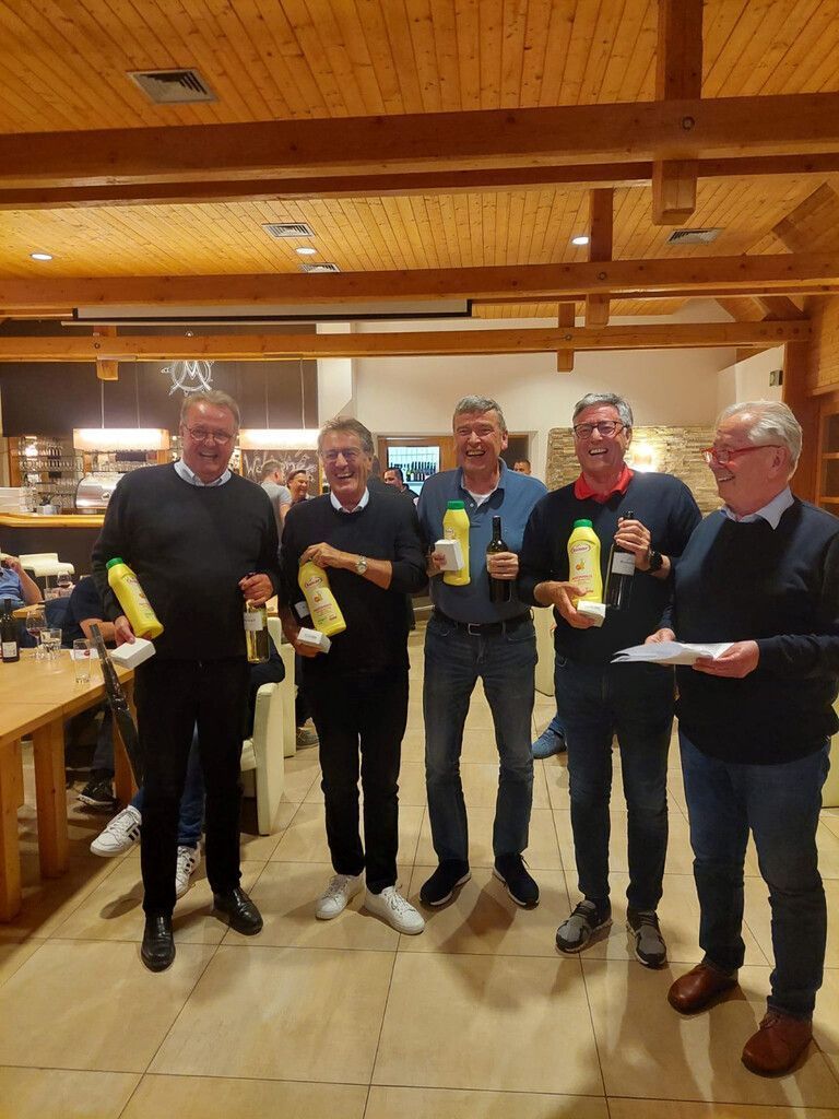 Legten eine Performance an den Tag, die eine Flasche Mayonnaisse wert war: Hermann Metzler, Ernst Le Duigou, Lothar Mayer, Wolfgang Matt mit Turnierleiter Jochen Scherer. JS