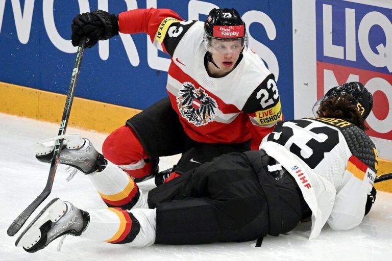 Marco Rossi im Duell mit dem deutschen NHL-Star Moritz Seider. Reuters
