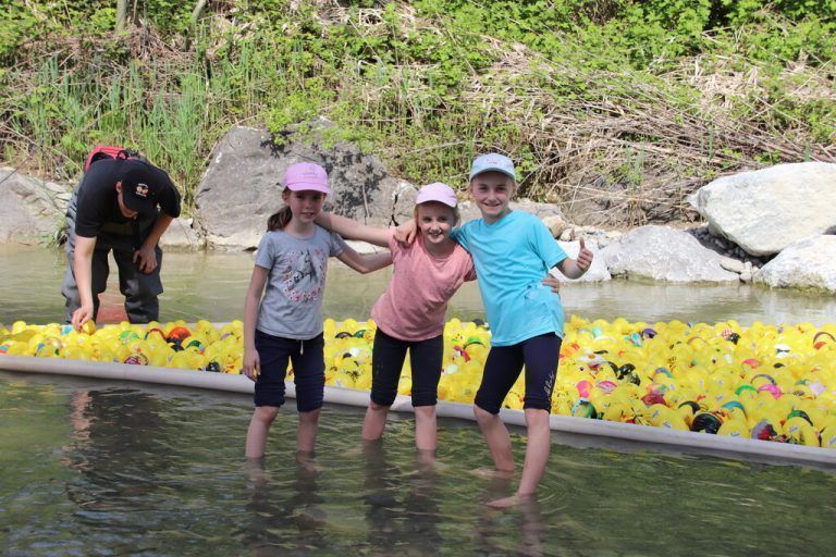 Maya, Isabell und Anna warteten gespannt auf den Start des Entenrennens.NAM